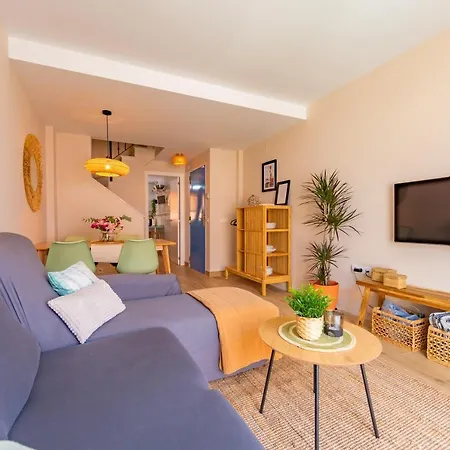 Beachfront, Pool, Terrace, Garage & Fibre Internet 아파트