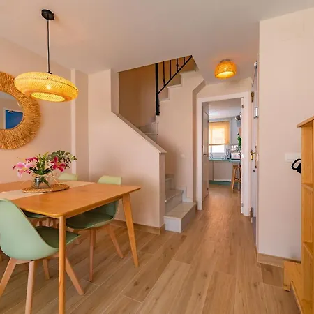 아파트 Beachfront, Pool, Terrace, Garage & Fibre Internet *
