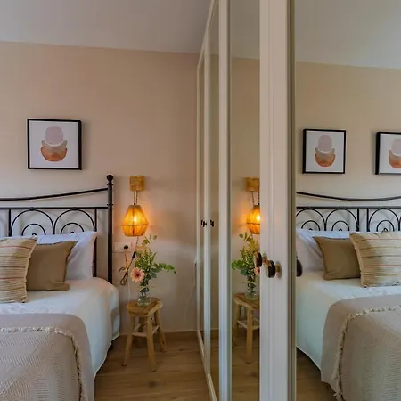 Apartment Beachfront, Pool, Terrace, Garage & Fibre Internet *