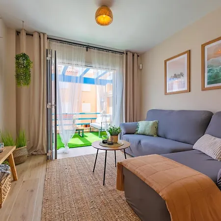 Apartment Beachfront, Pool, Terrace, Garage & Fibre Internet