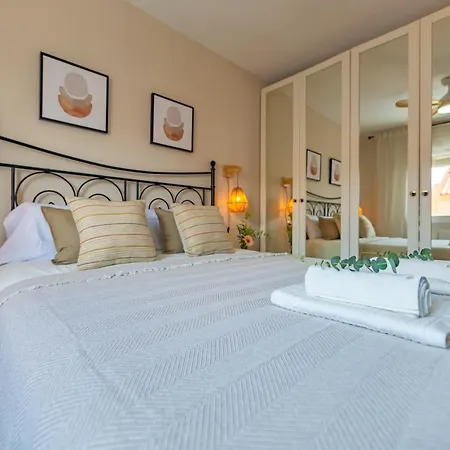 Beachfront, Pool, Terrace, Garage & Fibre Internet Apartment *