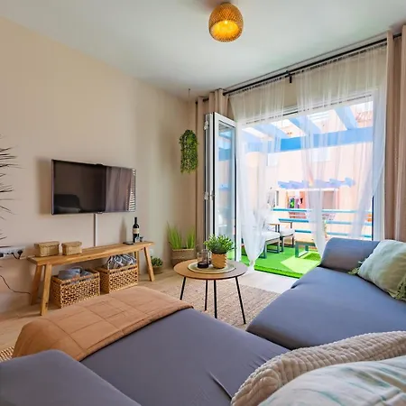Beachfront, Pool, Terrace, Garage & Fibre Internet Apartment *