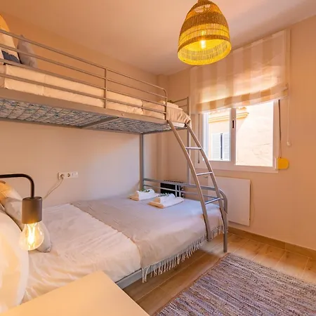 Beachfront, Pool, Terrace, Garage & Fibre Internet Apartment *